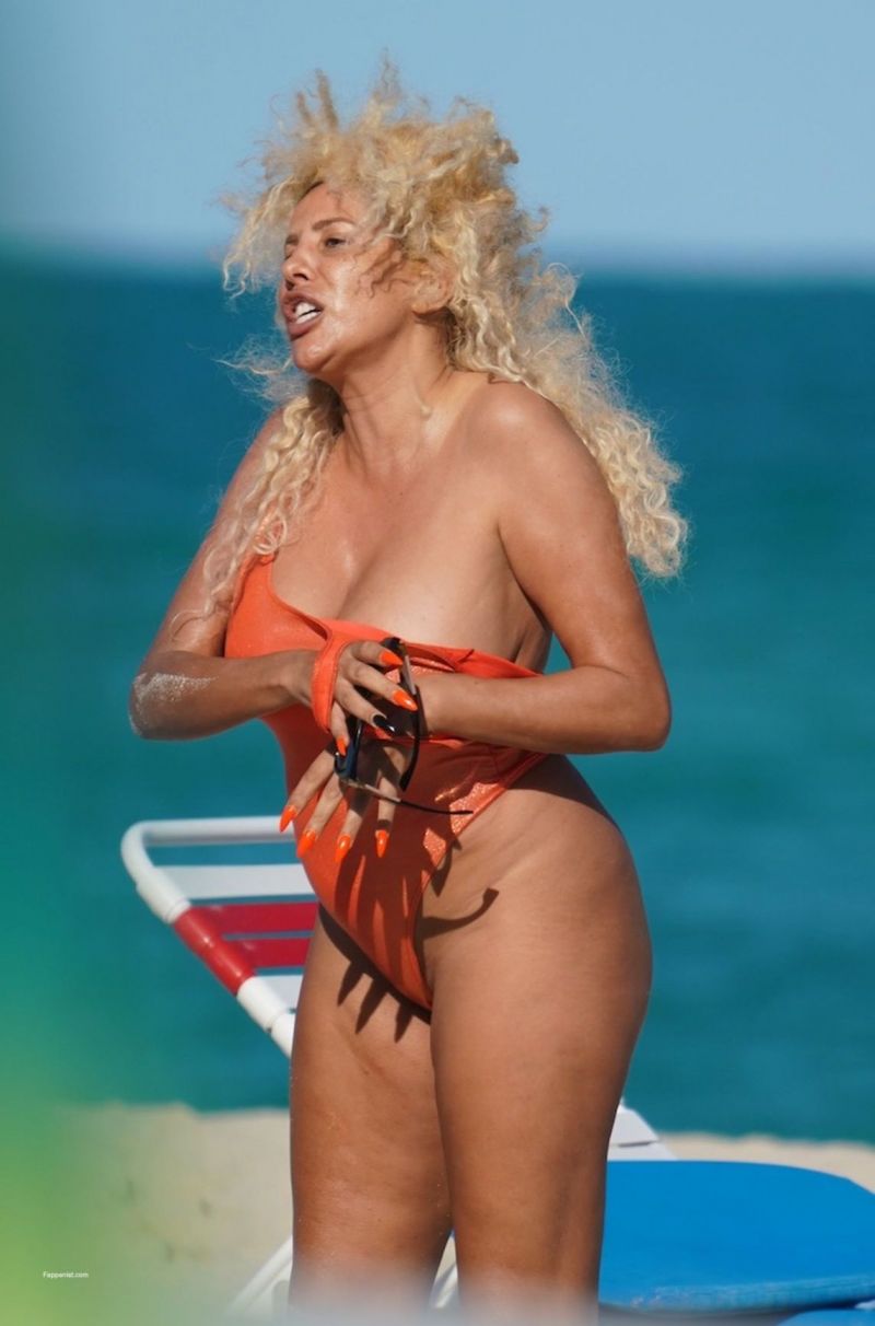Afida Turner Nude and Sexy Photo Collection - Fappenist