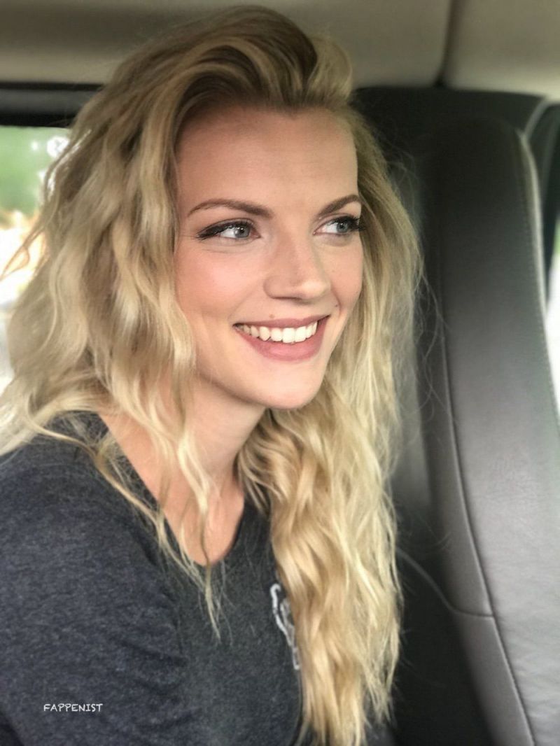 Kara Killmer Sexy Tits and Ass Photo Collection - Fappenist