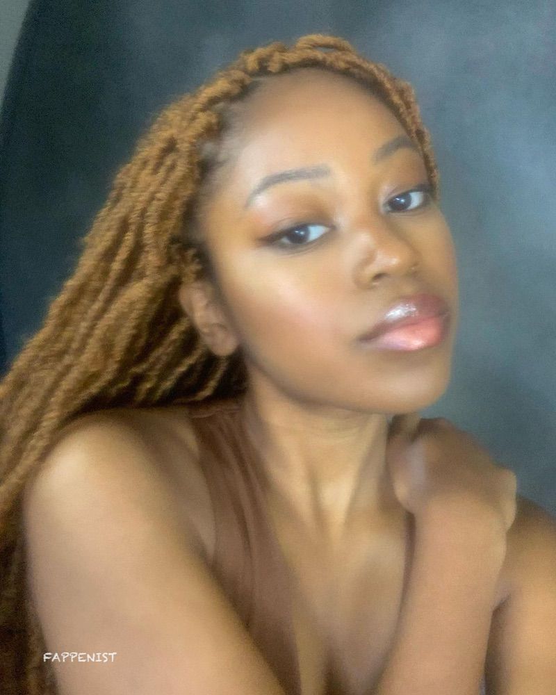 Riele Downs Topless and Sexy Photo Collection - Fappenist