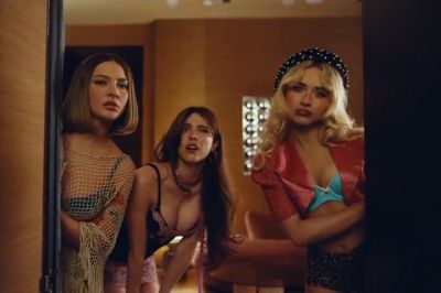 Margaret Qualley, Madelyn Cline, and Sabrina Carpenter Tits