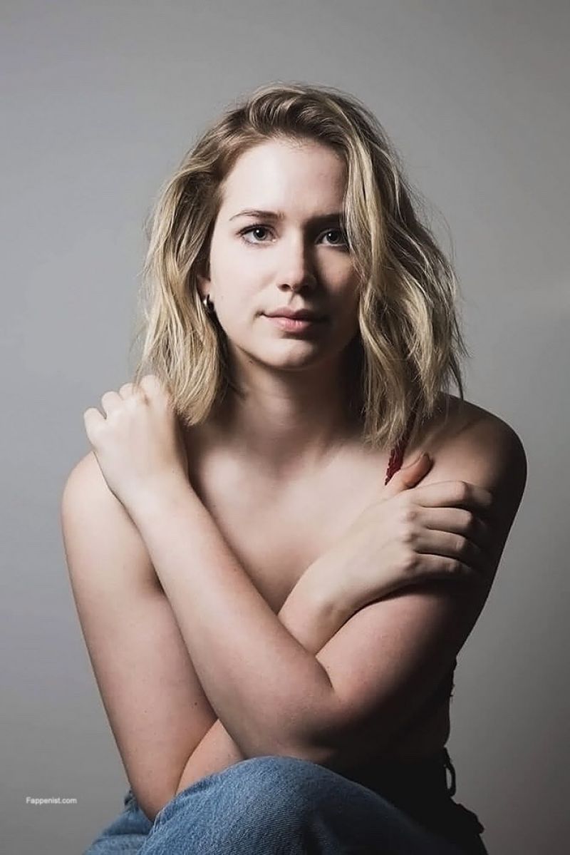 Elizabeth Lail Nude Photo Collection. 