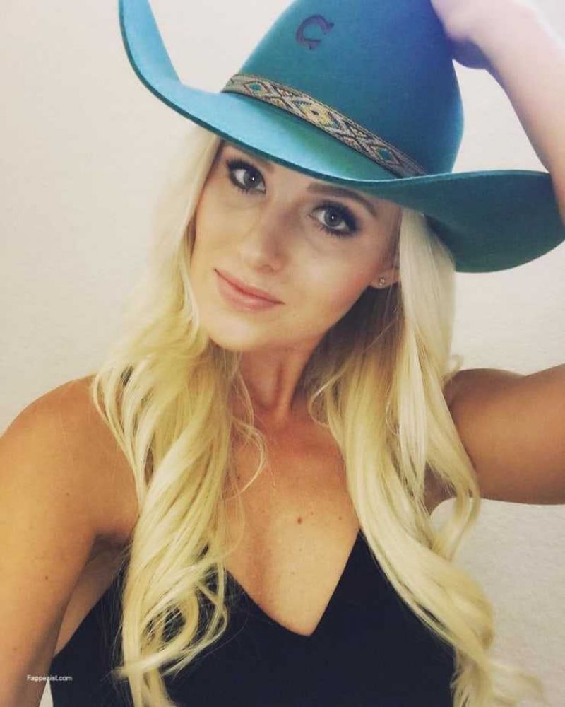 Tomi Lahren Tits