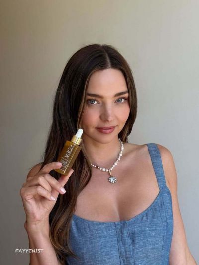 Miranda Kerr Tits