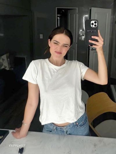 Zoey Deutch Nipples Pokies