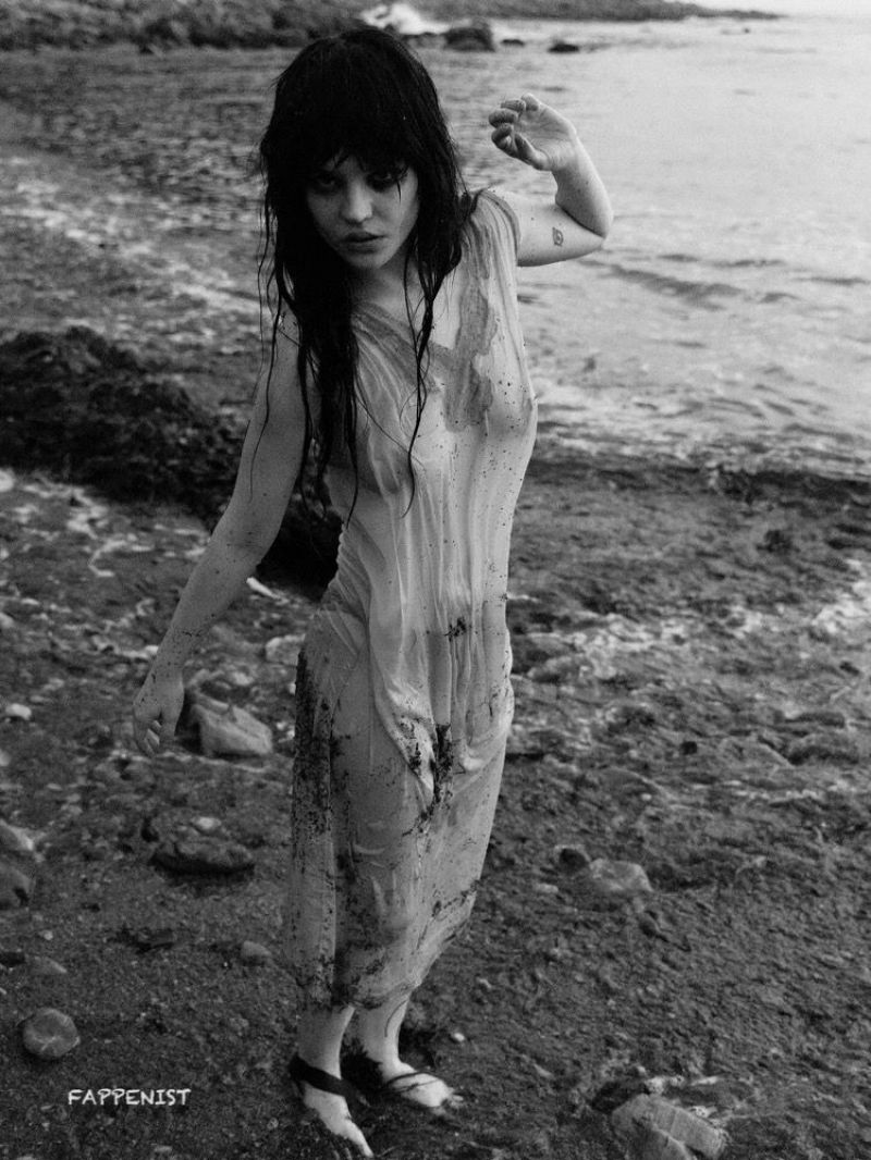 Sophie thatcher nipple