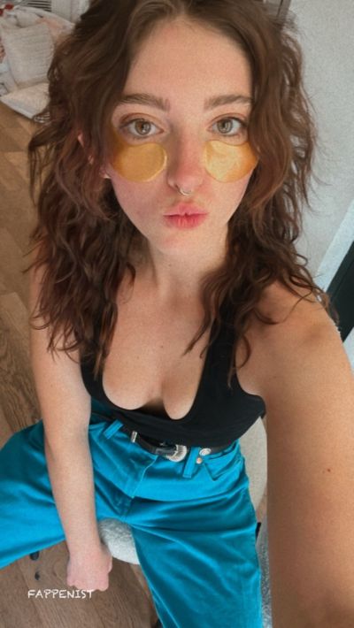 Willow Shields Boobs