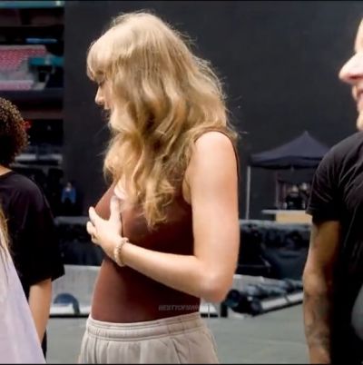 Taylor Swift Rubbing her Tits
