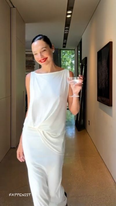 Gal Gadot Nipples Pokies