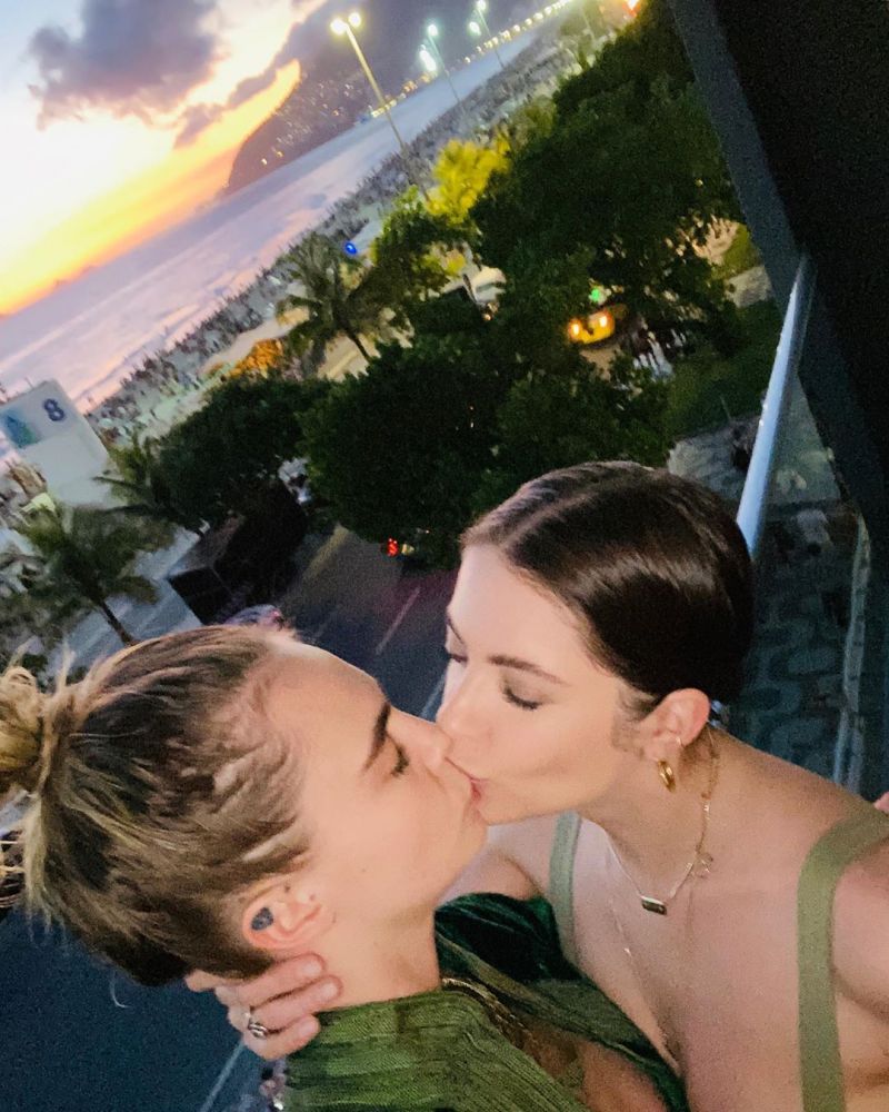 Ashley Benson and Cara Delevingne Lesbian Kiss - Fappenist