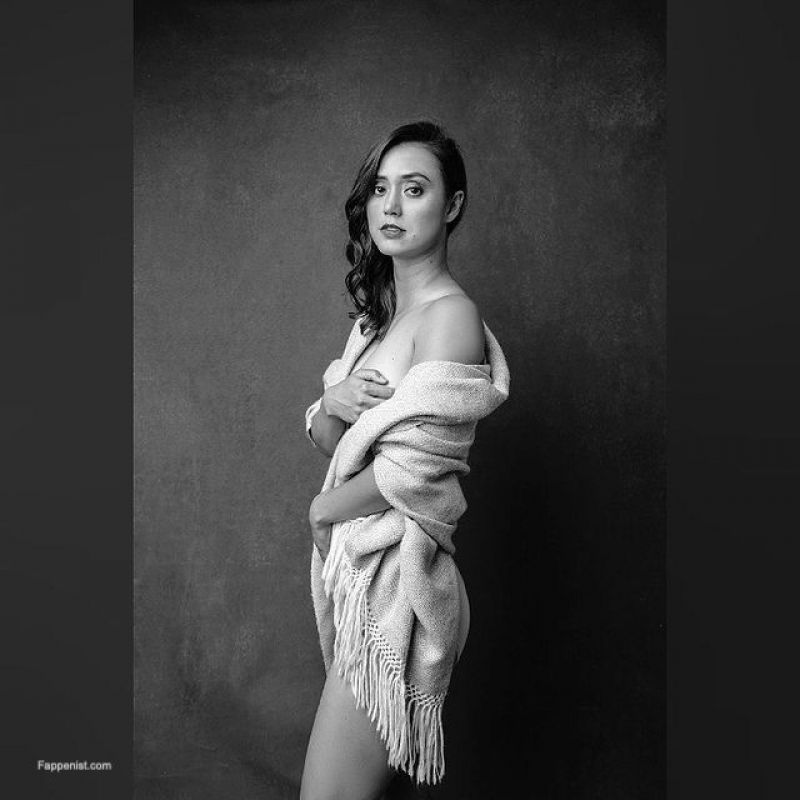 Dia Frampton Topless and Sexy Photo Collection. 