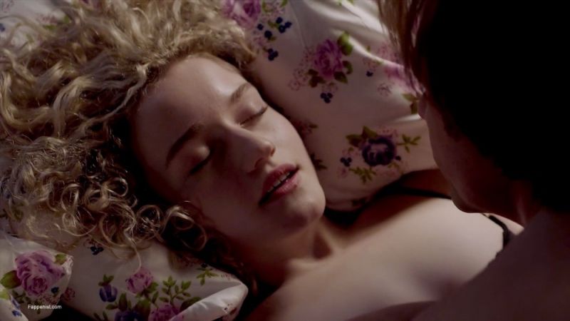 Julia Garner Nude Photo Collection. 