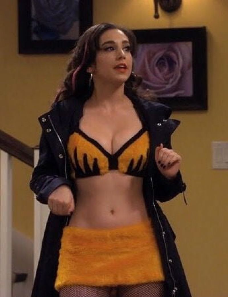 Molly Ephraim Sexy Photo Collection. 