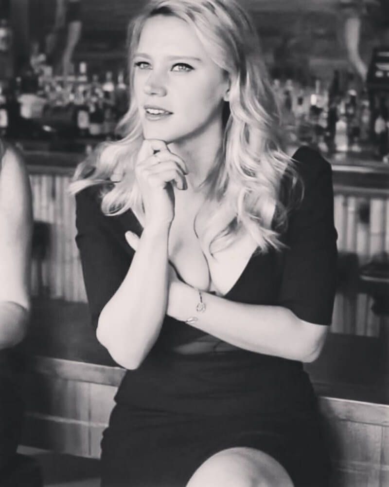 Kate mckinnon nip slip