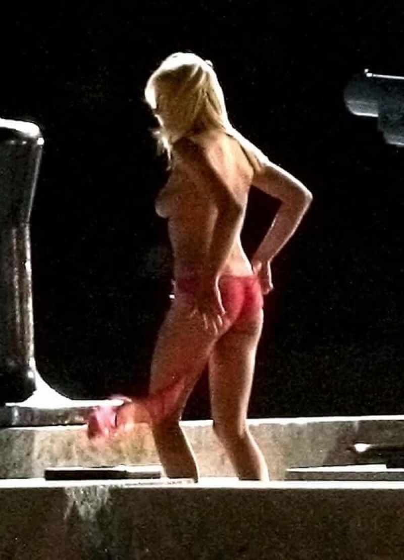 Topless anna farris anna faris