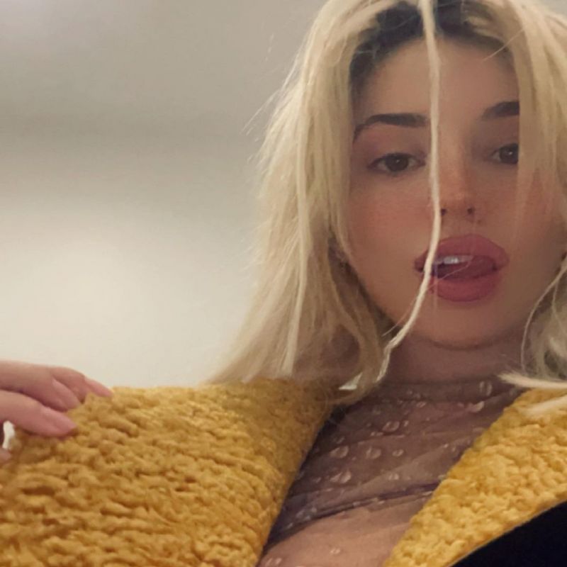 Ava Max Tits. 