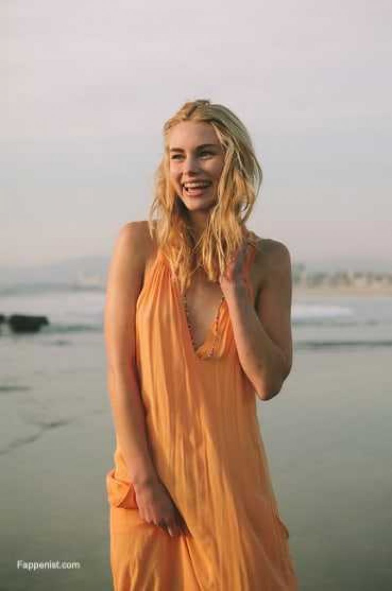 Best Lucy Fry Nude & Sexy Collection (30 Photos +