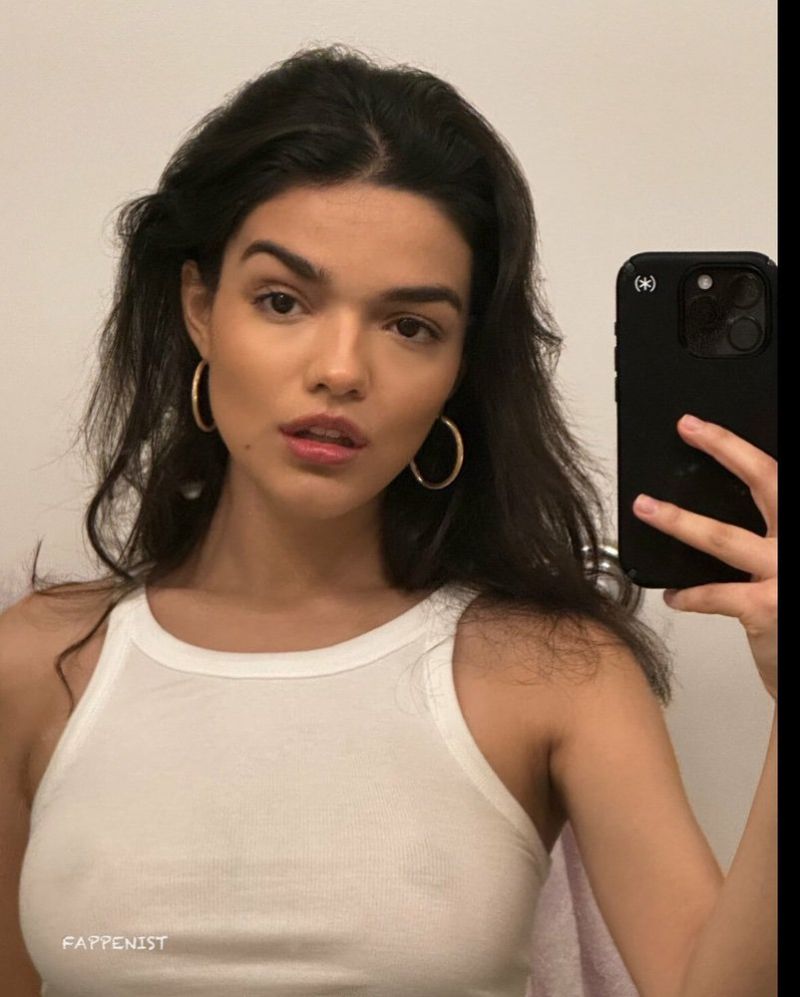 Rachel zegler nipple slip