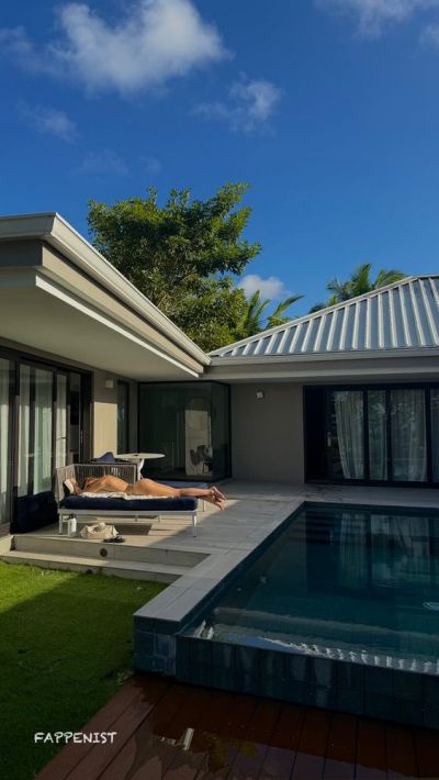 Sophie Nelisse Sexy Ass Topless Tanning