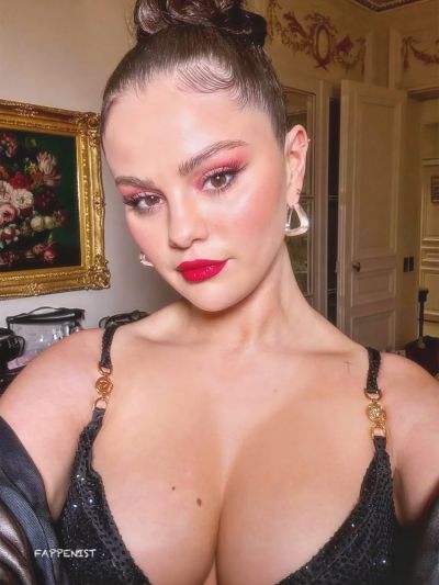 Selena Gomez Big Tits Selfie