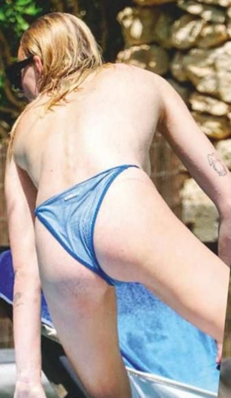 Sophie Turner Nude Caught By Paparazzi - Fappenist