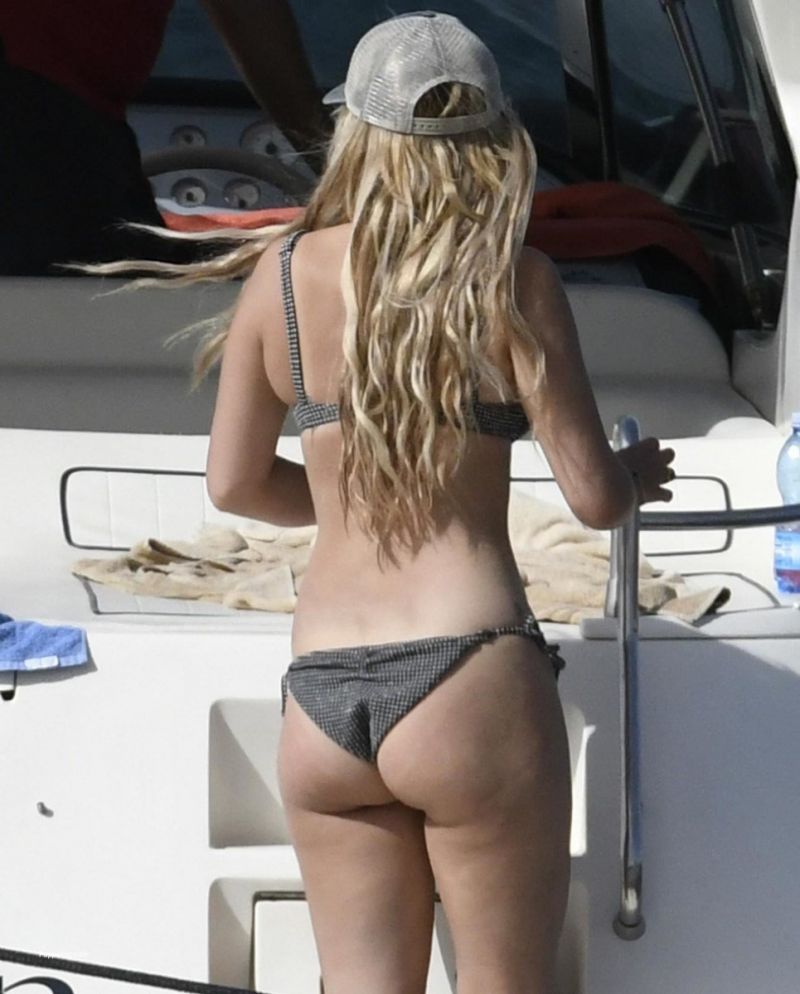 Millie Bobby Brown Tits and Ass - Fappenist