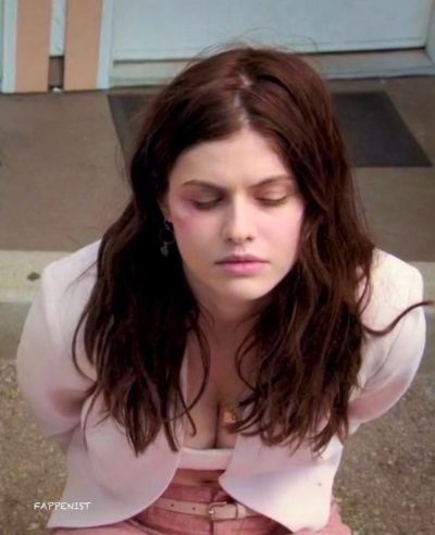 Alexandra Daddario Cleavage