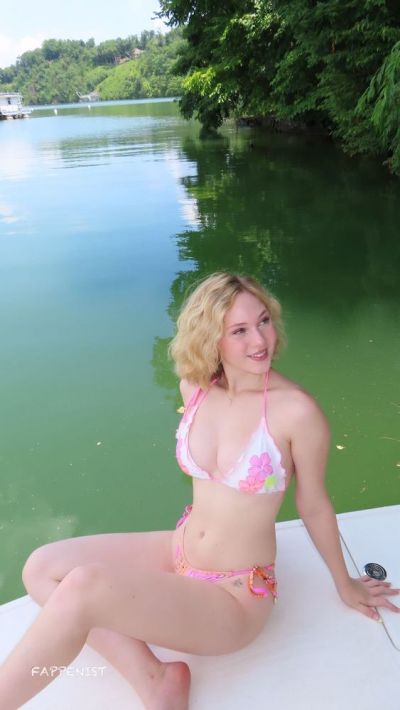 Lily Brooks O&#39;Briant Big Tits Bikini