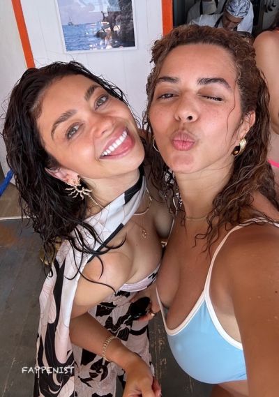 Sarah Hyland Tits