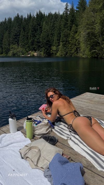 Sophie Nelisse Sexy Ass Tanning