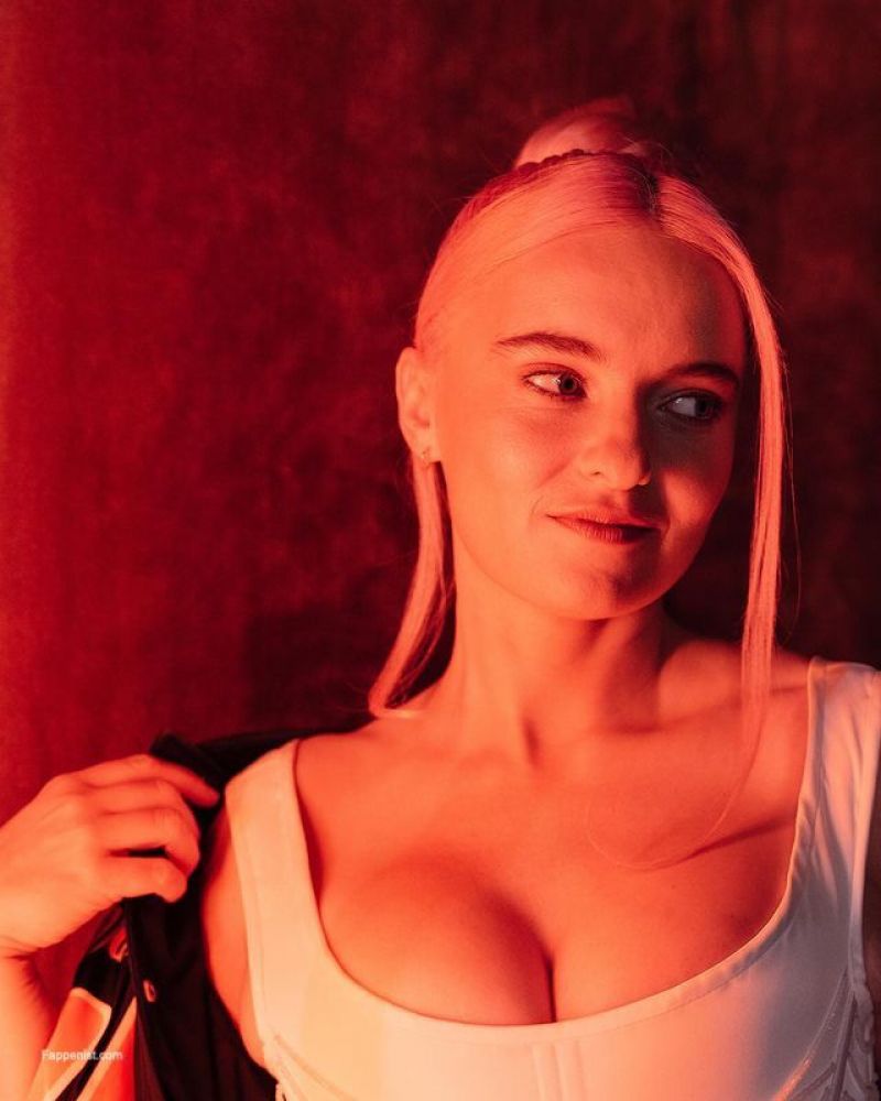 Grace Chatto Boobs