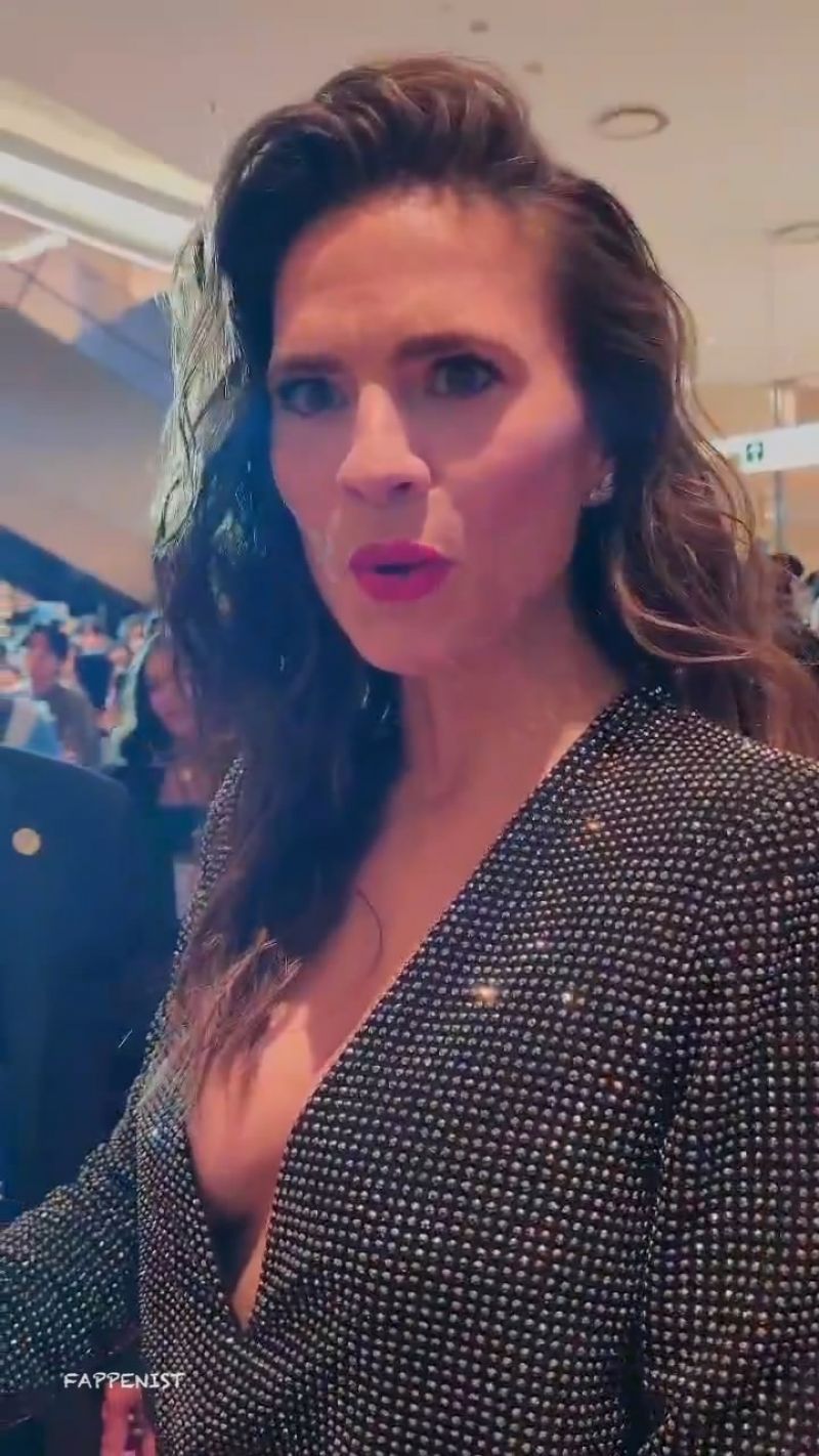 Hayley atwell braless