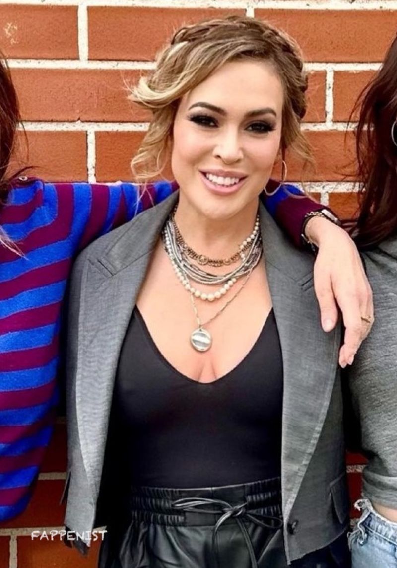 Alyssa Milano Big Tits Nipples Pokies Fappenist 