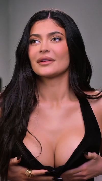 Kylie Jenner Lifting her Tits Video