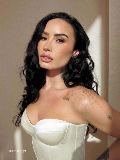 Demi Lovato Tits