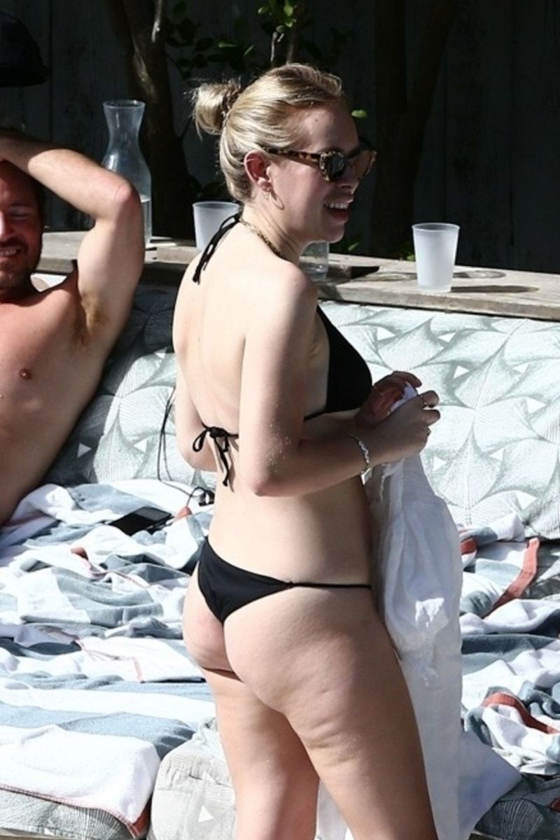 Nackt Tanya Burr  Tanya Burr