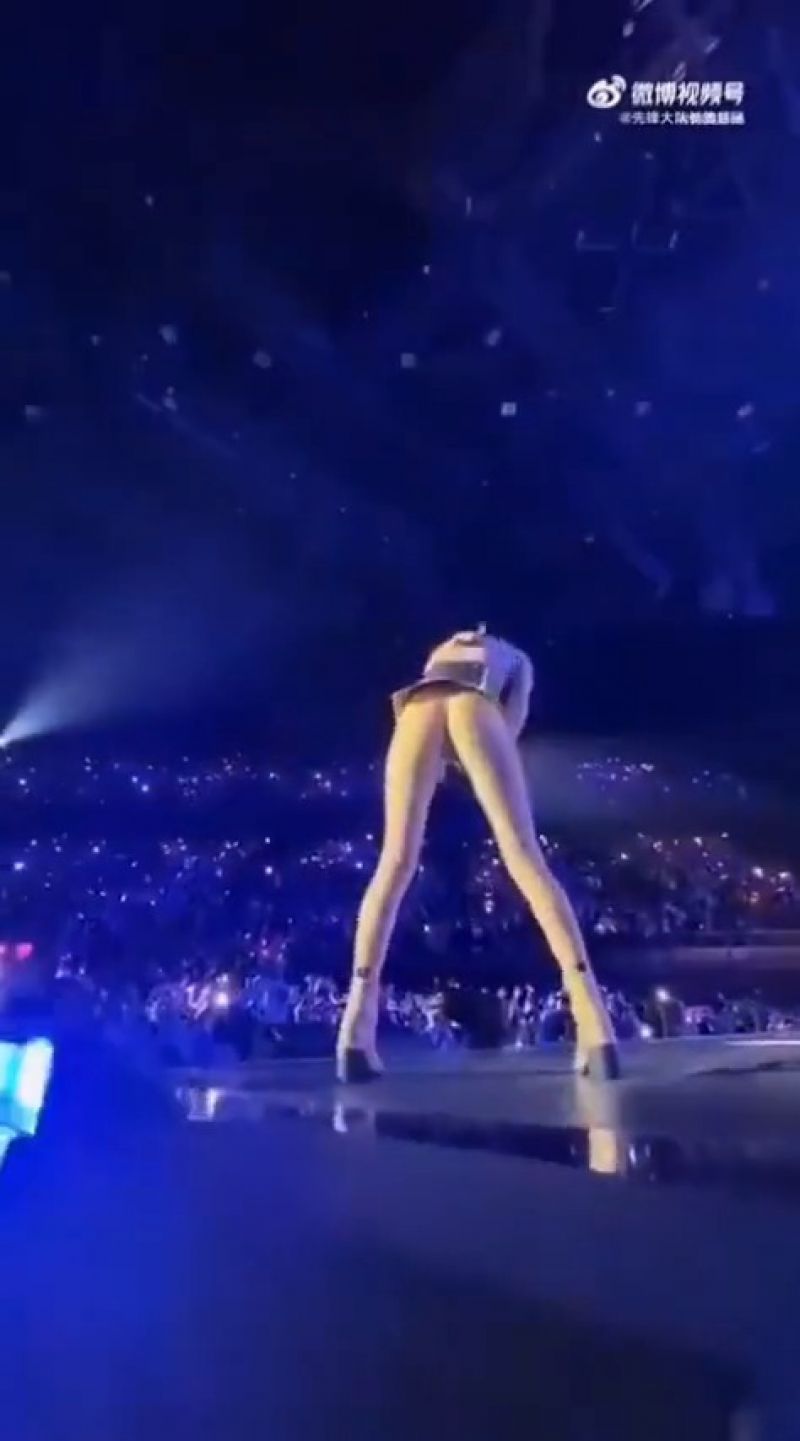 Blackpink lisa ass gif