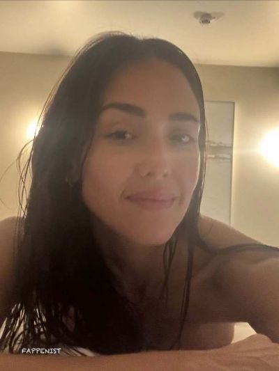 Jessica Alba Topless Selfie in Bed