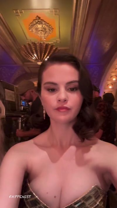 Selena Gomez Big Tits Selfies