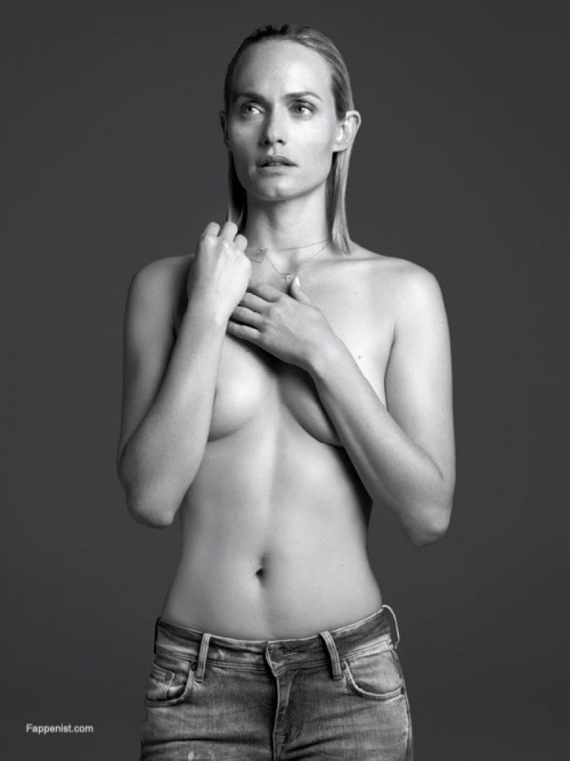 Amber Valletta Nude Photo Collection. 