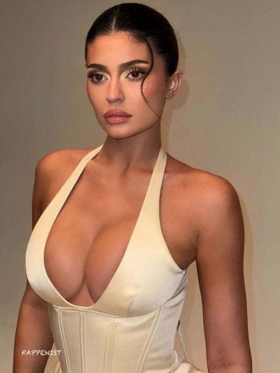 Kylie Jenner Braless Big Tits