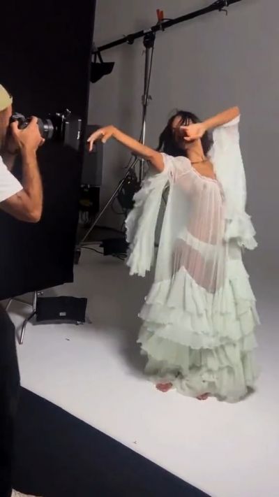 Zoe Saldana Nipples Behind The Scenes