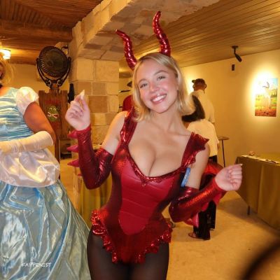 Sydney Sweeney Big Tits Thanksgiving 2025