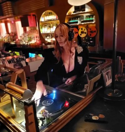 Christina Hendricks Big Tits DJ