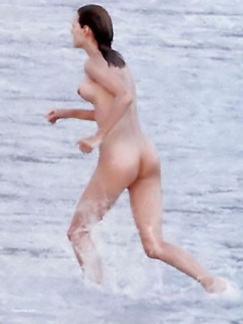 Uma Thurman Nude Photo Collection. 