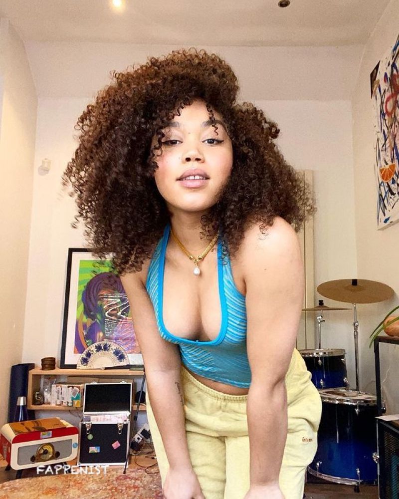 Ruby Barker Sexy Tits and Ass Photo Collection - Fappenist