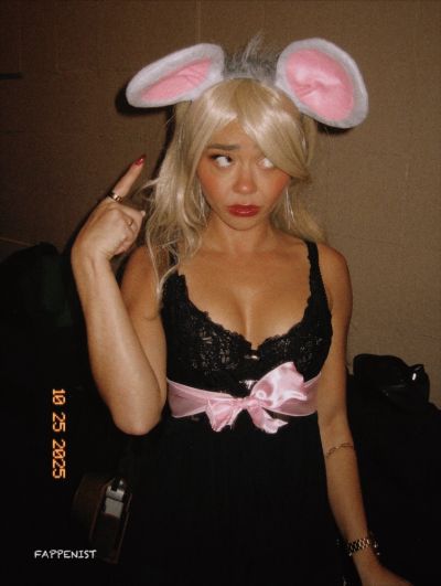 Sarah Hyland Big Tits Halloween