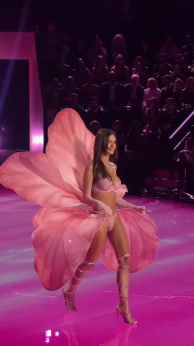 Emily Ratajkowski Big Tits Runway Video