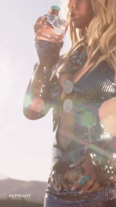 Jessica Simpson Braless Big Tits
