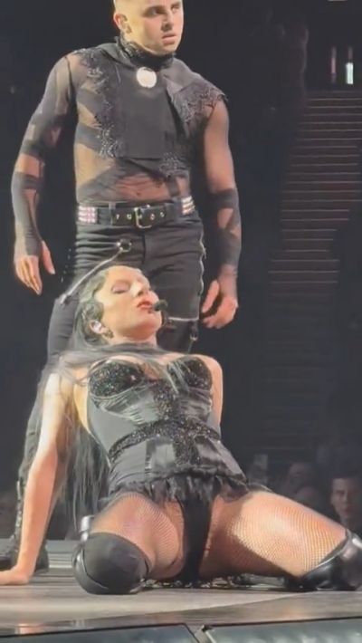 Lady Gaga Pussy Lips Video On Stage