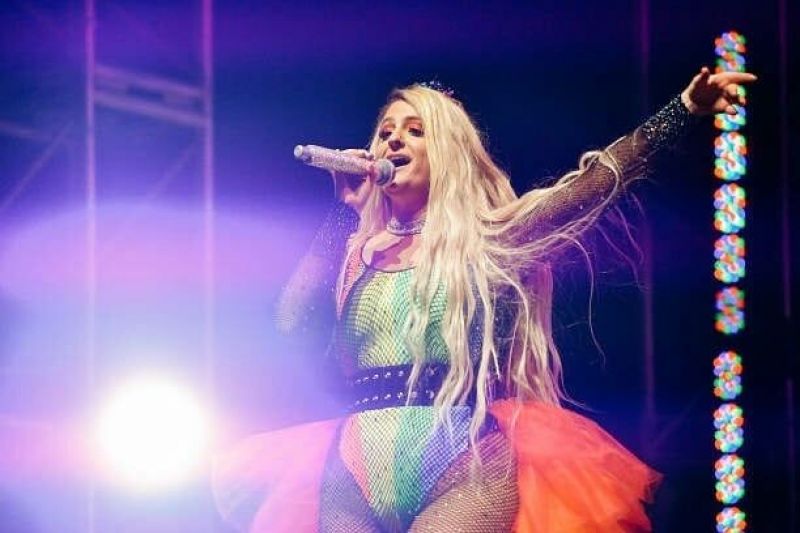 Meghan Trainor Sexy Ass On Stage. 